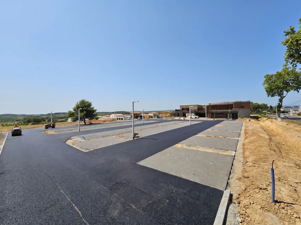 Chantier de création d'un parking en cours de finalisation, vue extérieure de jour