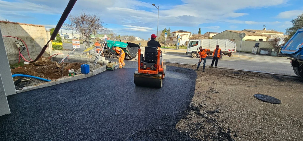 Chantier de voirie en extérieur, pose d'enrobé bitumineux