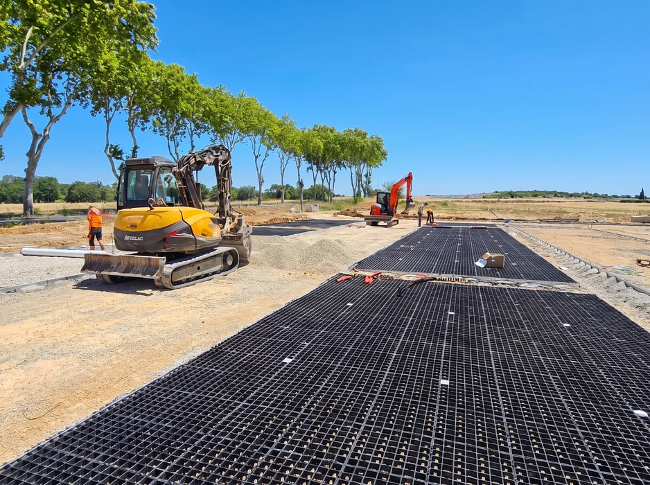 Chantier extérieur en plein air, ciel bleu, arbres en arrière-plan