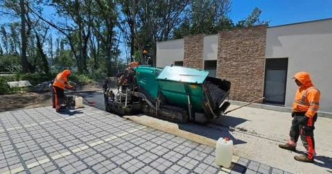 Chantier extérieur de pose d'enrobé bitumineux
