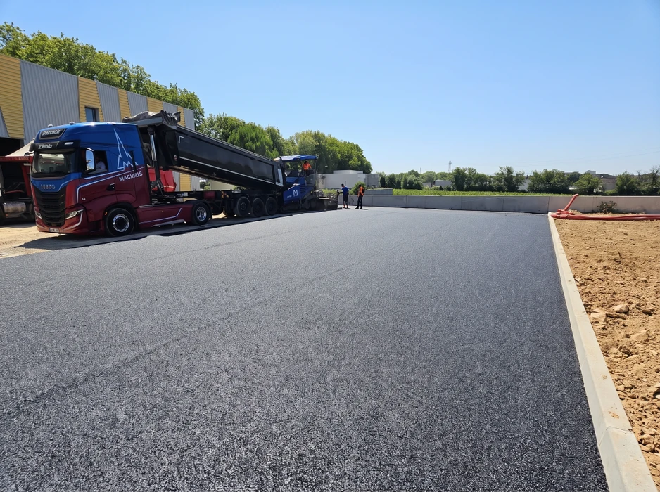 Chantier extérieur d'enrobé bitumineux neuf