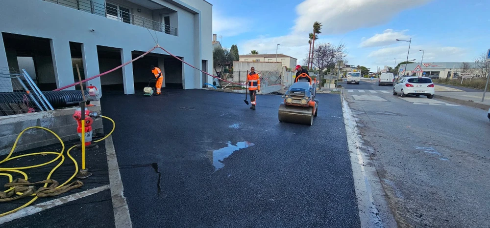 Chantier extérieur d'enrobé bitumineux