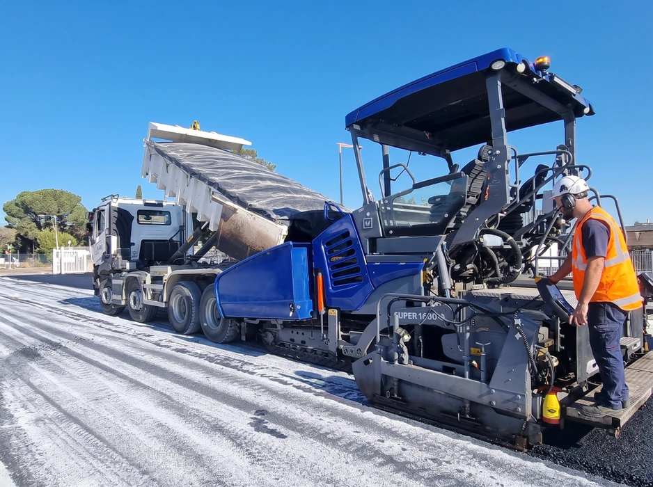 Chantier de voirie extérieur, ciel bleu