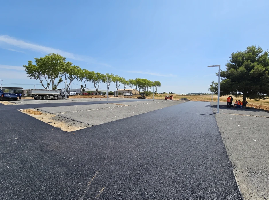 Chantier extérieur de pose d'enrobé bitumineux