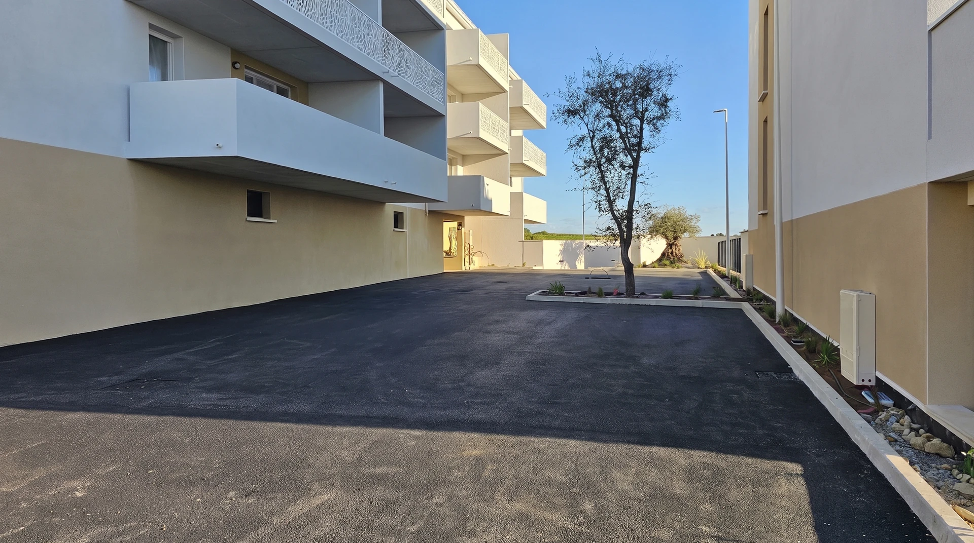 Résidence neuve, cour intérieure, vue en perspective entre deux bâtiments