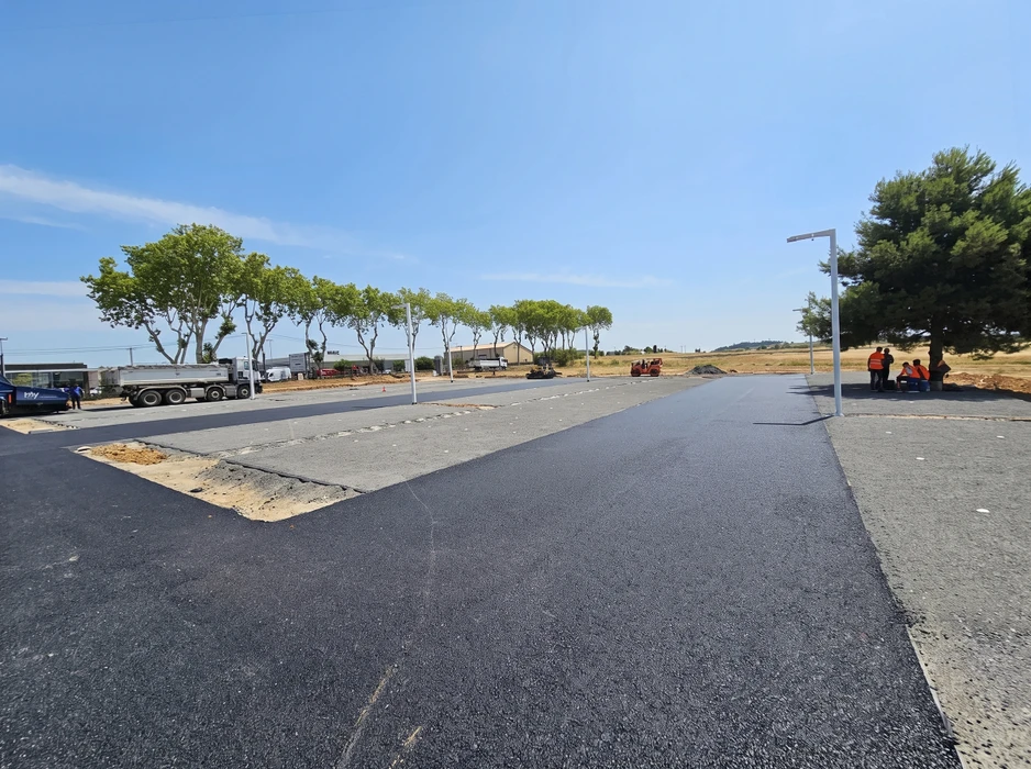 Chantier de création d'un parking en cours de finalisation, vue extérieure de jour