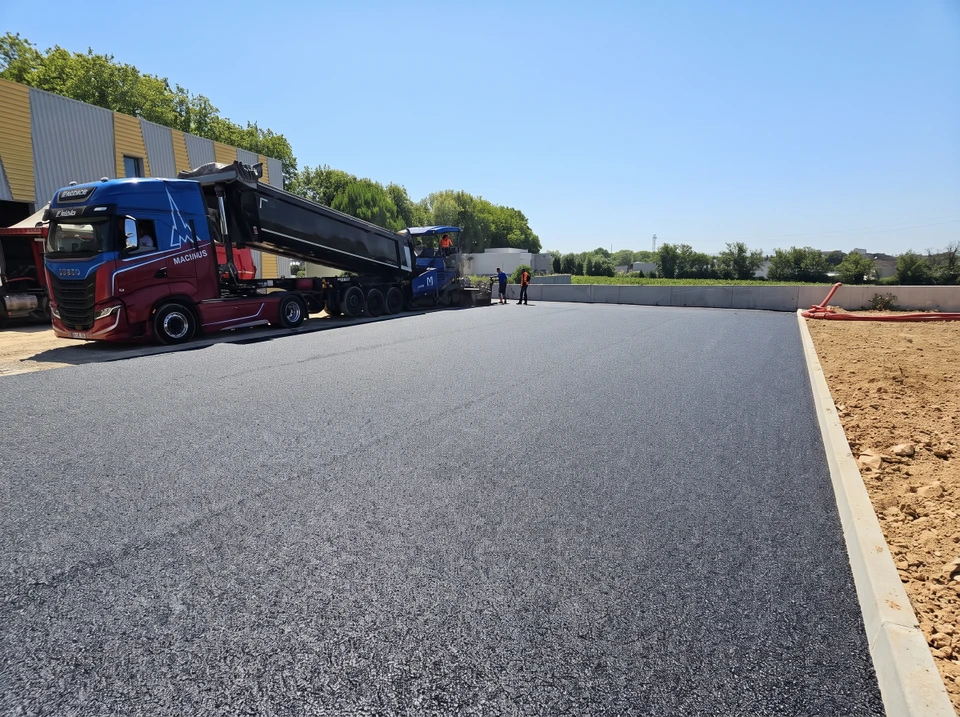 Chantier de voirie en extérieur, pose d'enrobé bitumineux