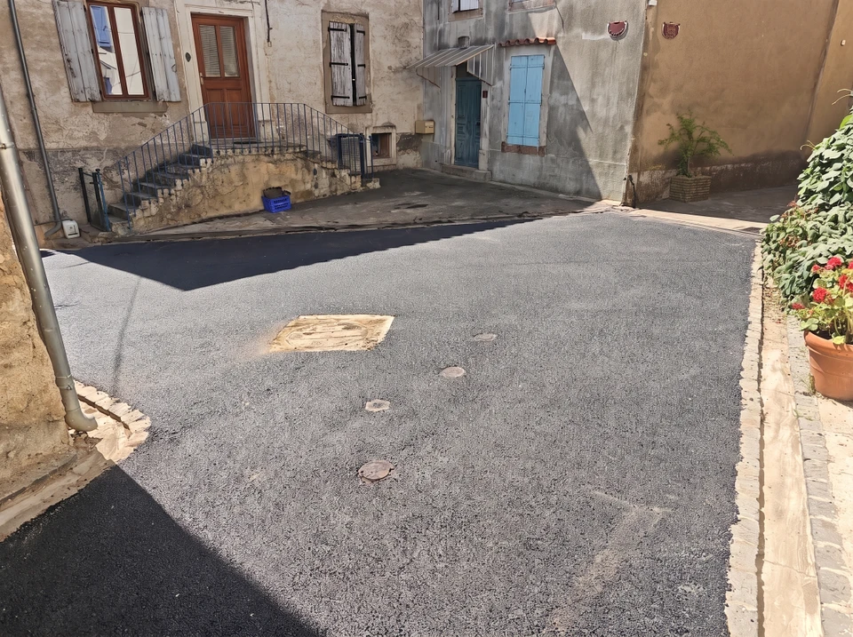 Chantier de fraisage d'enrobé en milieu urbain, temps couvert