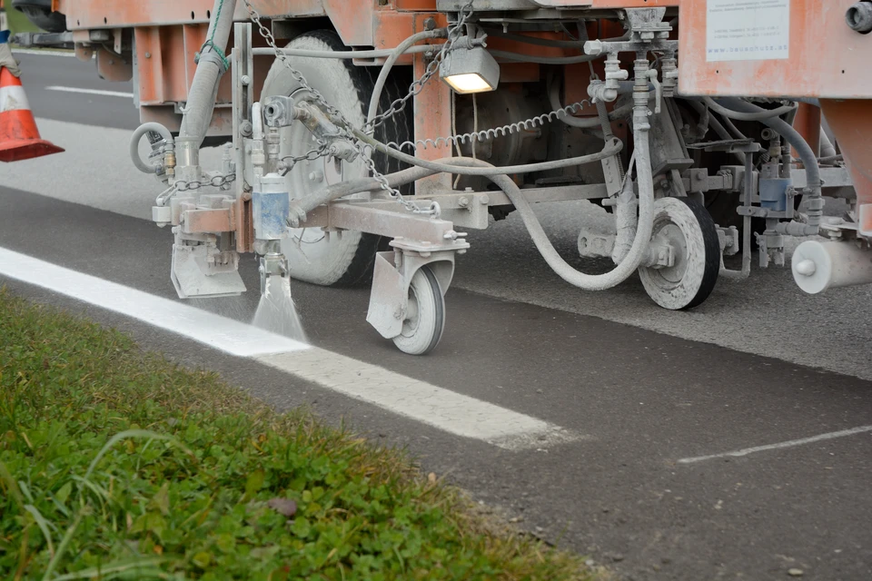 Chantier de voirie en cours, vue extérieure par temps ensoleillé
