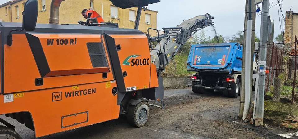 Chantier de voirie en cours, vue extérieure par temps ensoleillé