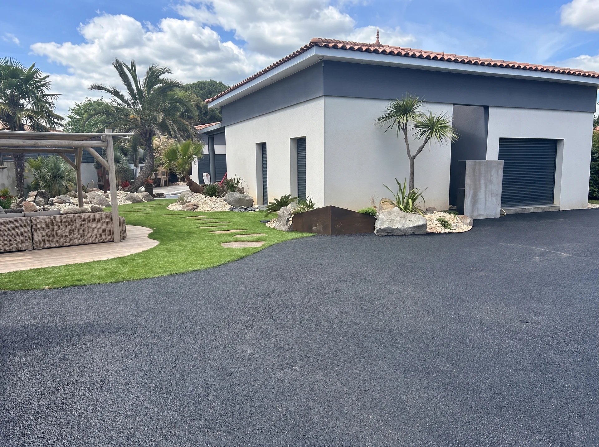 Maison individuelle contemporaine avec garage attenant, située dans environnement résidentiel verdoyant