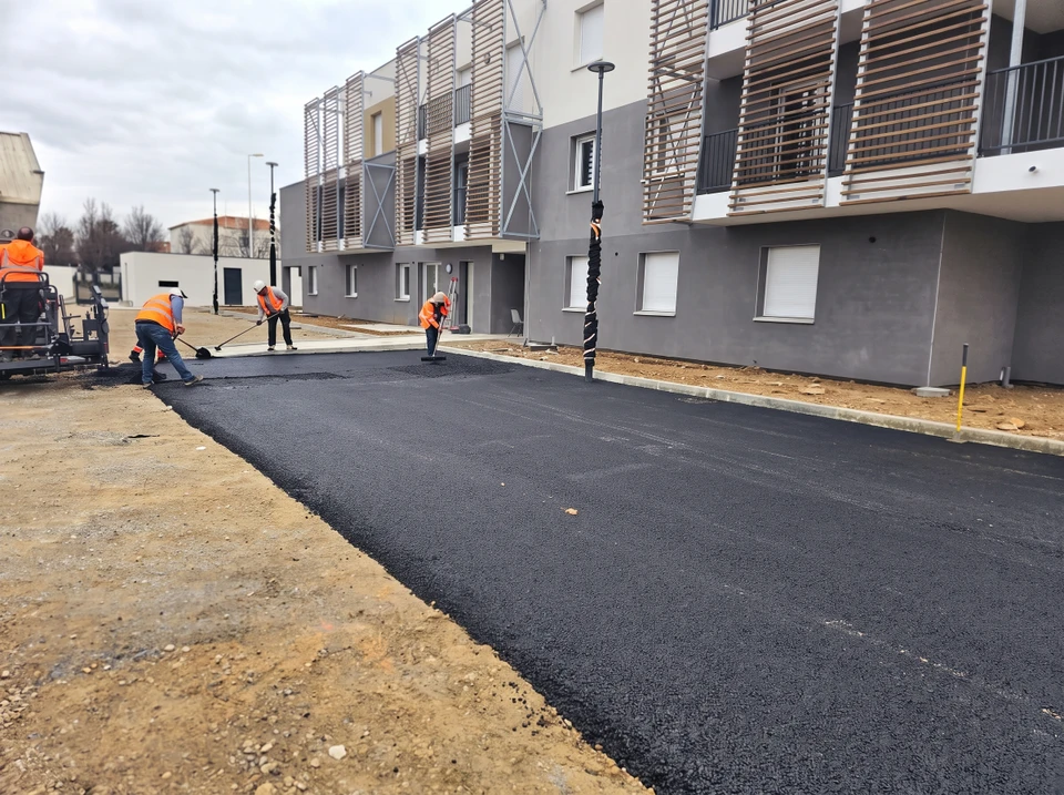 Chantier extérieur de pose d'enrobé bitumineux