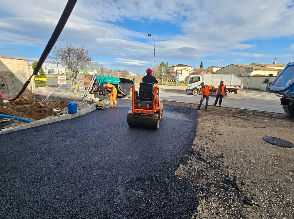 Chantier de voirie en extérieur, pose d'enrobé bitumineux